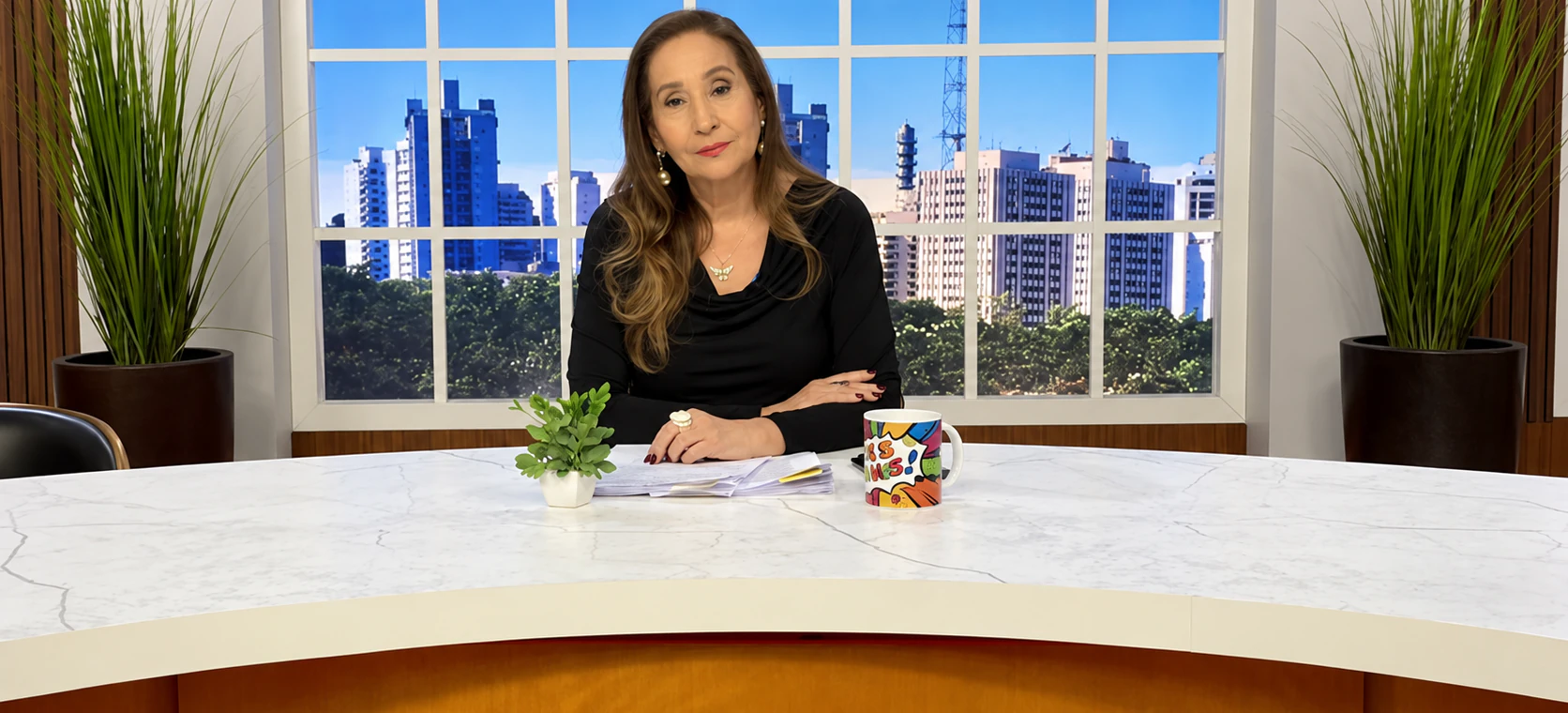 Sonia Abrão à bancada do A Tarde é Sua, no estúdio da RedeTV!.