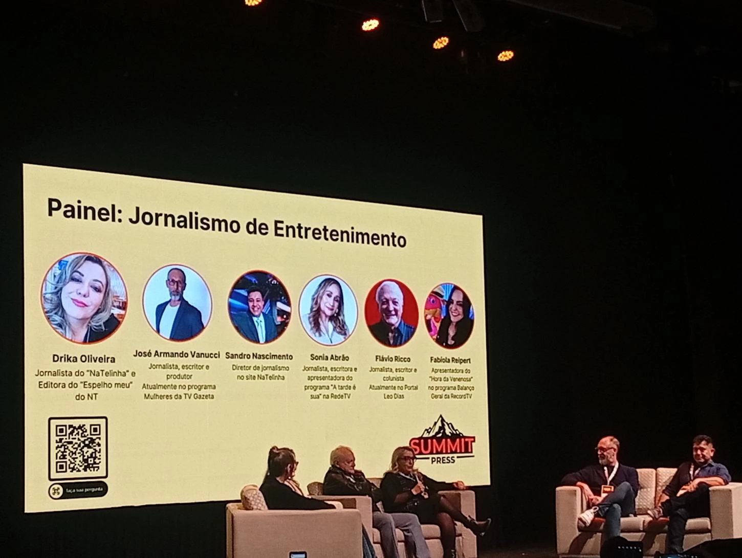 Painel Jornalismo de Entretenimento no Summit Press 2025, com Sonia Abrão e outros convidados no palco diante do telão.